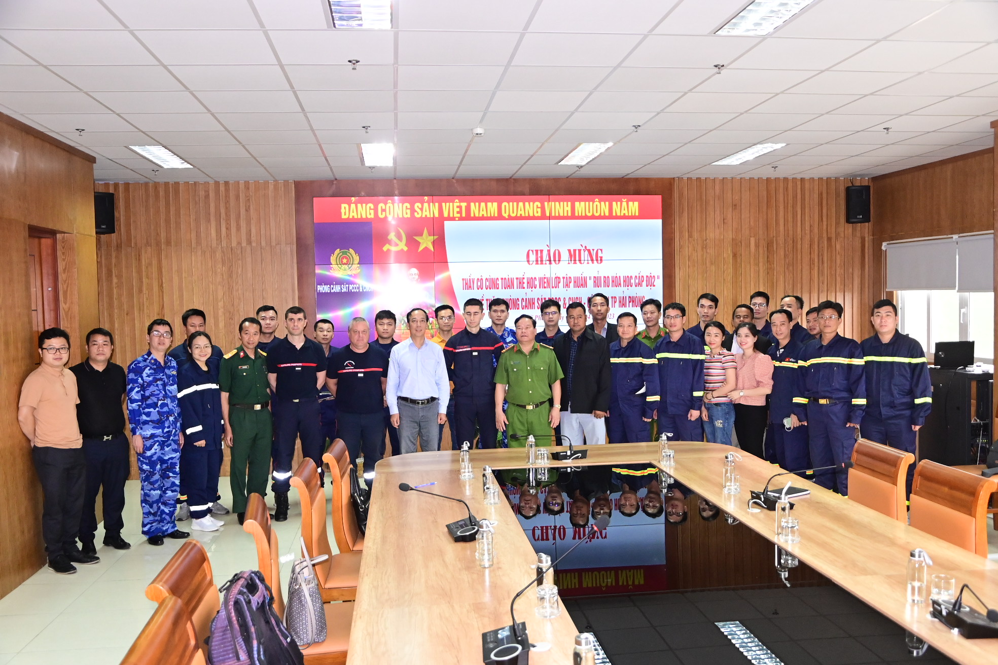 Tiếp đoàn công tác Hội thảo về PCCC và CNCH chủ đề “Rủi ro hóa học cấp độ 2”